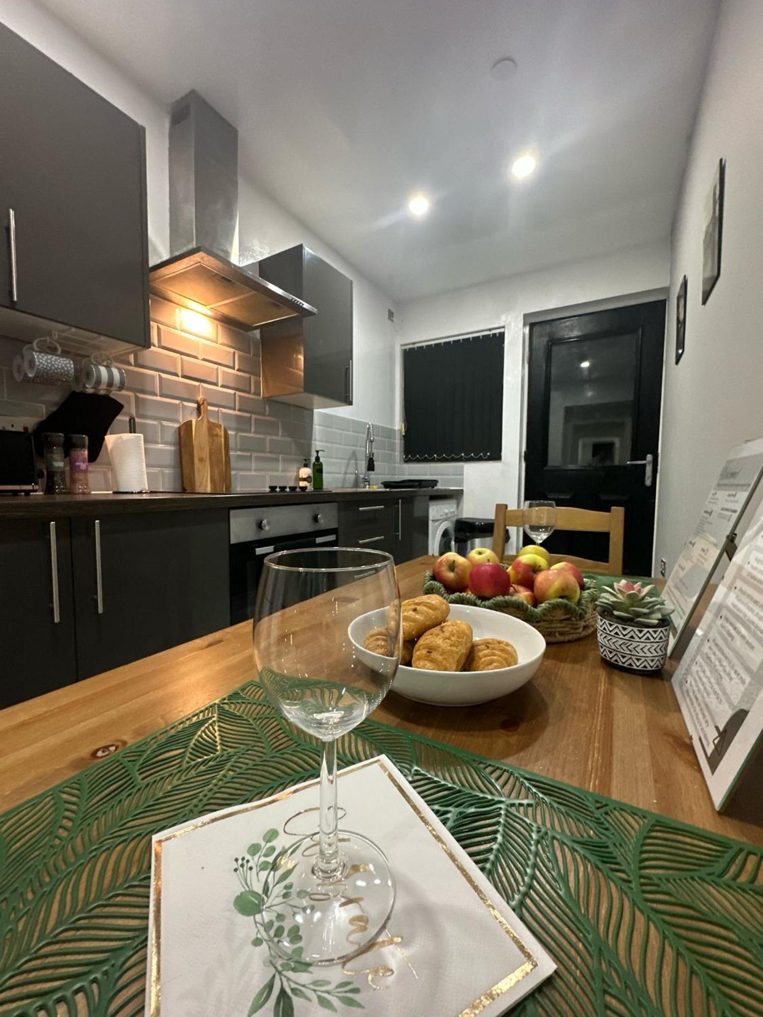 2 Bedroom Flat With Hot Tub Cardiff Ngoại thất bức ảnh